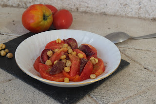 Cuillère et saladier : Salade de tomates, pêches, pois chiche et cumin