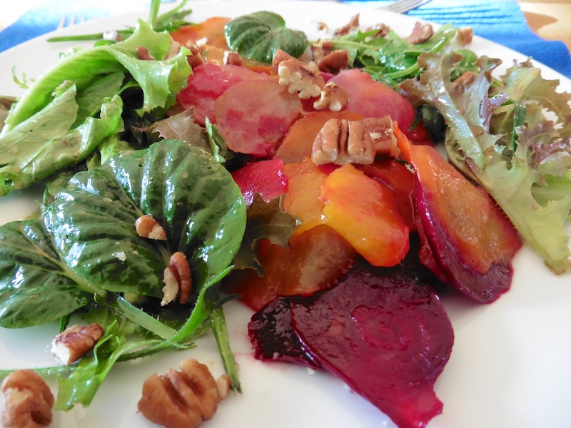 Prostmahlzeit: Gebratene Rote Rüben mit Salat und Pekannüssen