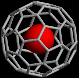 Bir soy gaz atomu içeren bir endohedral fulleren bileşiğini gösteren çizim.