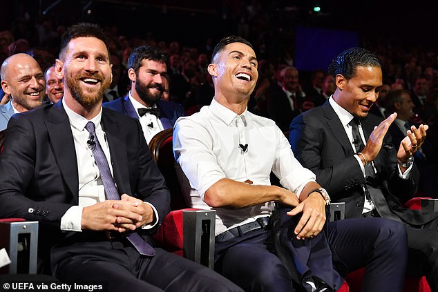 Messi và Ronaldo tay bắt mặt mừng, thân thiện khó tin 4 Messi và Ronaldo tay bắt mặt mừng, thân thiện khó tin 4