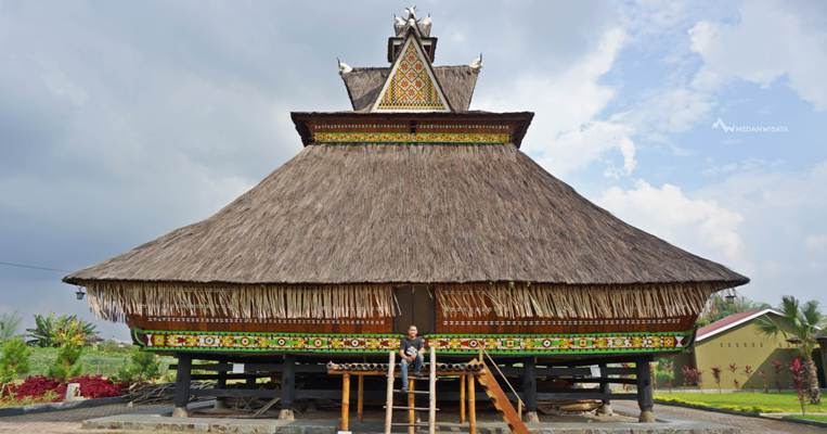 View Rumah Adat K Background