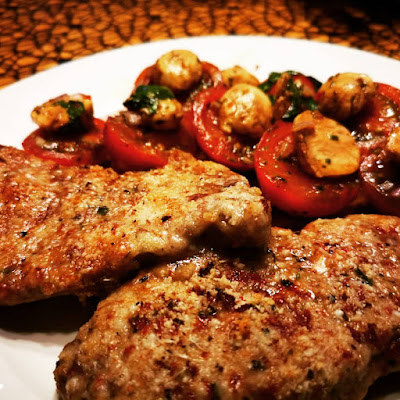 Low-Carb Schnitzel mit Kräuter ~ Parmesan Panade a. d. Ofen und Tomaten ...