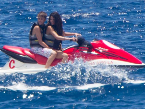 justin bieber and selena gomez 2011 may. Justin Bieber and Selena Gomez