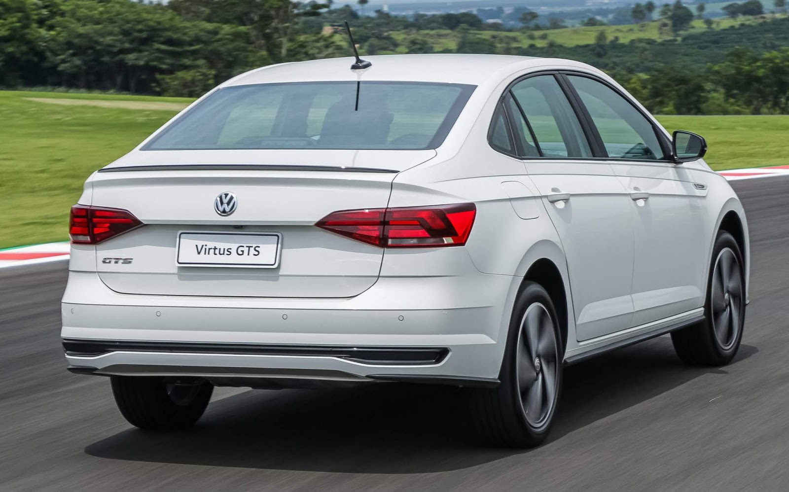Volkswagen Virtus GTS : CARROS COM CAMANZI