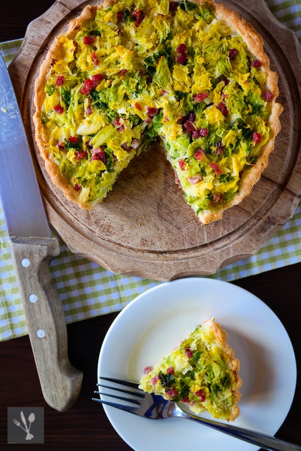 Wirsing-Quiche mit Möhren und gerösteten Nüssen
