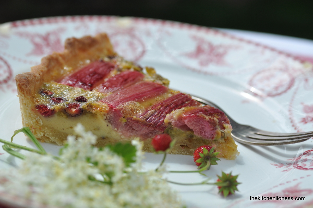 The Kitchen Lioness: Red Rhubarb &amp; Wild Strawberry Tart l Rote ...