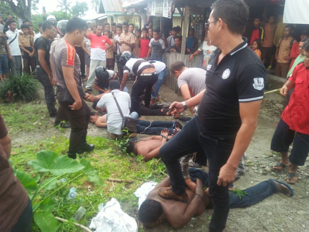 Kelima tersangka pencuri tower telkom saat diringkus petugas Kelima tersangka pencuri tower telkom saat diringkus petugas