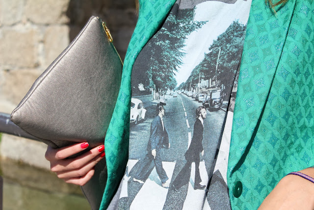 Blazer verde bordada combinada con gris