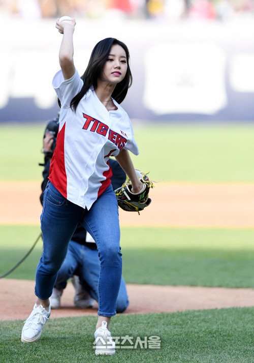 Girl's Day Are Beautiful Baseball Girls! | Daily K Pop News