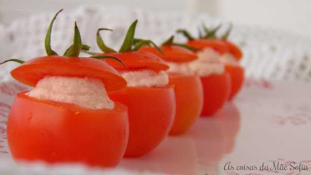 Tomates Cereja Recheados Com Mousse de Fiambre de Peito de Peru Com Ervas Primor
