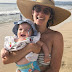 Ximena Sariñana posa en la playa con su bebé