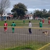 Veja vídeo incrível em que cachorro invade campo e faz gol em partida de futebol amador