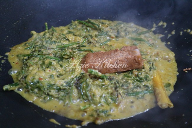 Rendang Pucuk Paku Dengan Kerang Azie Kitchen