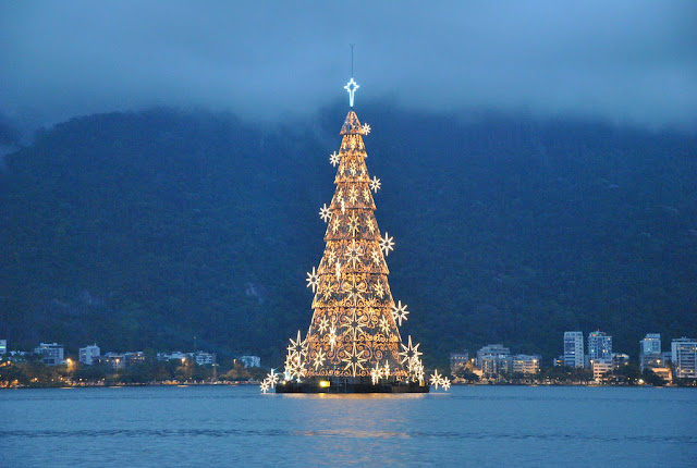alt="Christmas,Christmas tree,tree,The Floating Christmas tree,Rio De Janeiro,Brazil,world,vacation,decorations,Christmas trees"