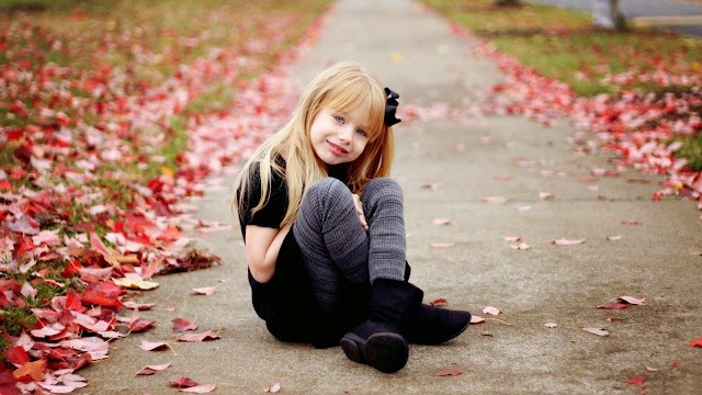 2677-Lovely Baby Girl Sitting On The Ground HD Wallpaperz