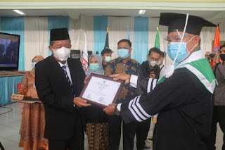 Abdullah Sani Minta Wisudawan UIN Mandiri Secara Ekonomi Abdullah Sani Minta Wisudawan UIN Mandiri Secara Ekonomi