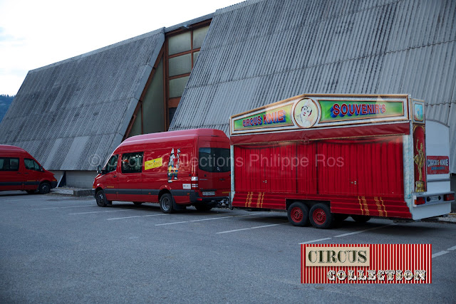 mini bus rouge et remorque pour la vente des souvenir du Cirque Knie 