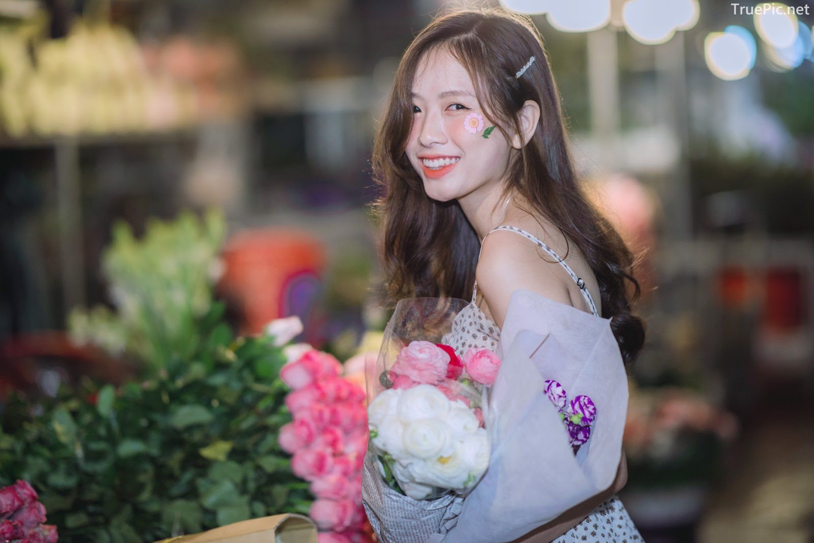 Vietnamese Hot Girl Linh Hoai - Strolling on the flower street - TruePic.net - Picture 12