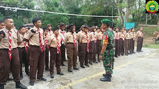 Babinsa 14 Bukit Tempayan Koramil 02/BB Melatih anggota Pramuka SMP 03 Sekupang.