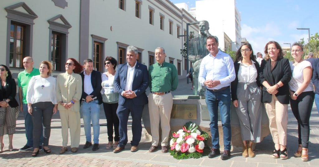 Cabildo de Fuerteventura recuerda a Don Manuel Velázquez Cabrera con dos ofrendas florales - Fuerteventura Digital