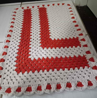 Tapete em crochê vermelho e branco