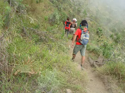 Para pendaki harus lincah menuruni lereng kawah ke danau Segara Anak, kemiringan kawah dari 20 derajat hingga 70 derajat, Gunung Rinjani