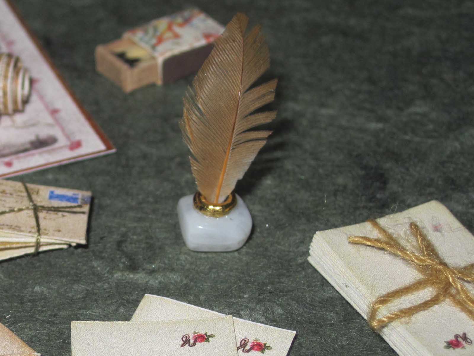 чернильница с пером модель для 3d принтера. перо и чернила без фона. чернильница старинная квадратная стеклянная. с перьями. Feather ink bottle.