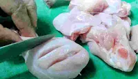 Making small cuts on chicken pieces to make chicken cafreal recipe