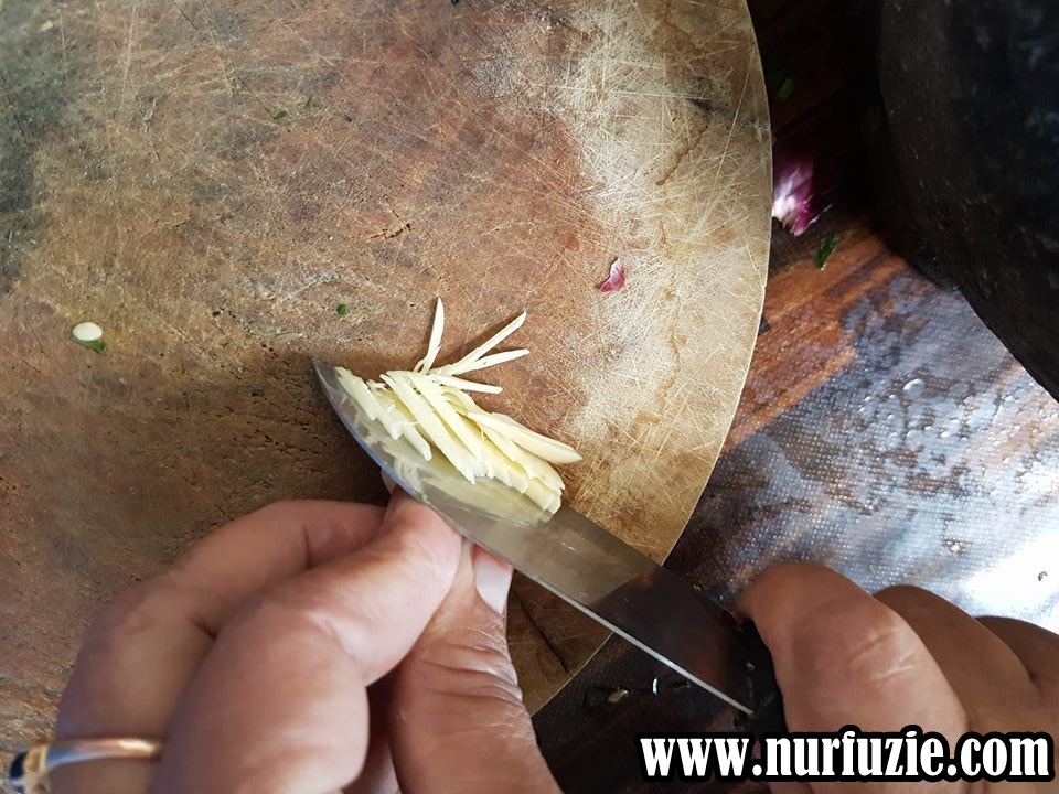Cara Mudah Buat Kerabu Daun Selom Dan Kerisik Nurfuziecom