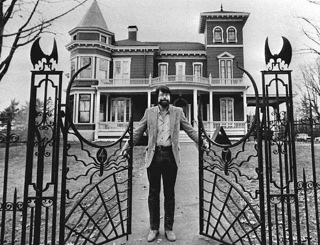Стивен Кинг у ворот своего дома. г.Бангор, шт.Мэн