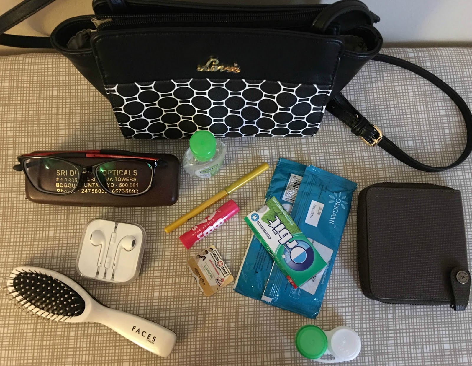 DeliciousandBeautifull What's in my Sling bag!!
