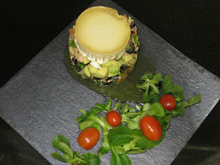 ENSALADA DE AGUACATE, QUESO DE CABRA Y MIEL