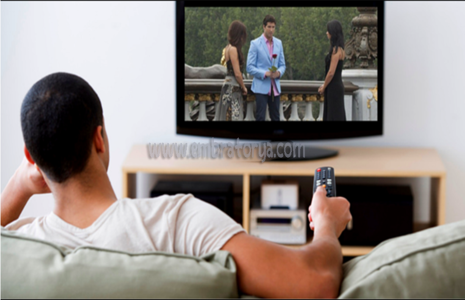 Мужчина у телевизора. Телевизор. Who watch tv. Семья у телевизора. Человек перед телевизором.