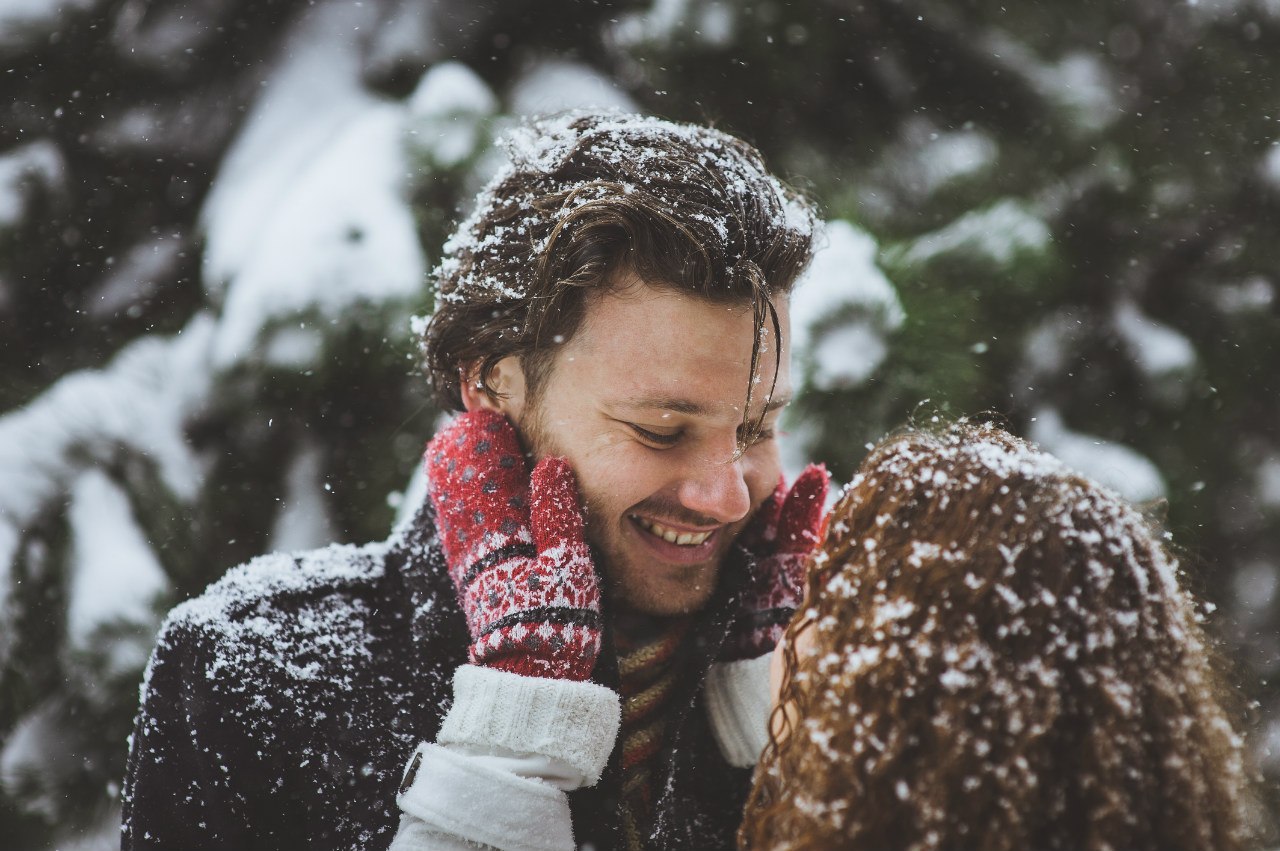 эмоции зимы. зимнее счастье. счастливая девушка в зимнем лесу. девочка зима. зимние радости.