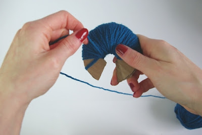 Pompoms selber machen mit Schablonen aus Pappe Pompoms selber machen mit Schablonen aus Pappe