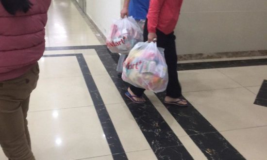 Hà Nội đêm 6/3: Người đổ xô mua đồ tích trữ, người lo lắng đưa gia đình 'di tản'