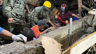 Banjir dan Tanah Longsor di Manado Menelan Korban Jiwa, Aparat Kepolisian Bantu  Evakuasi Warga