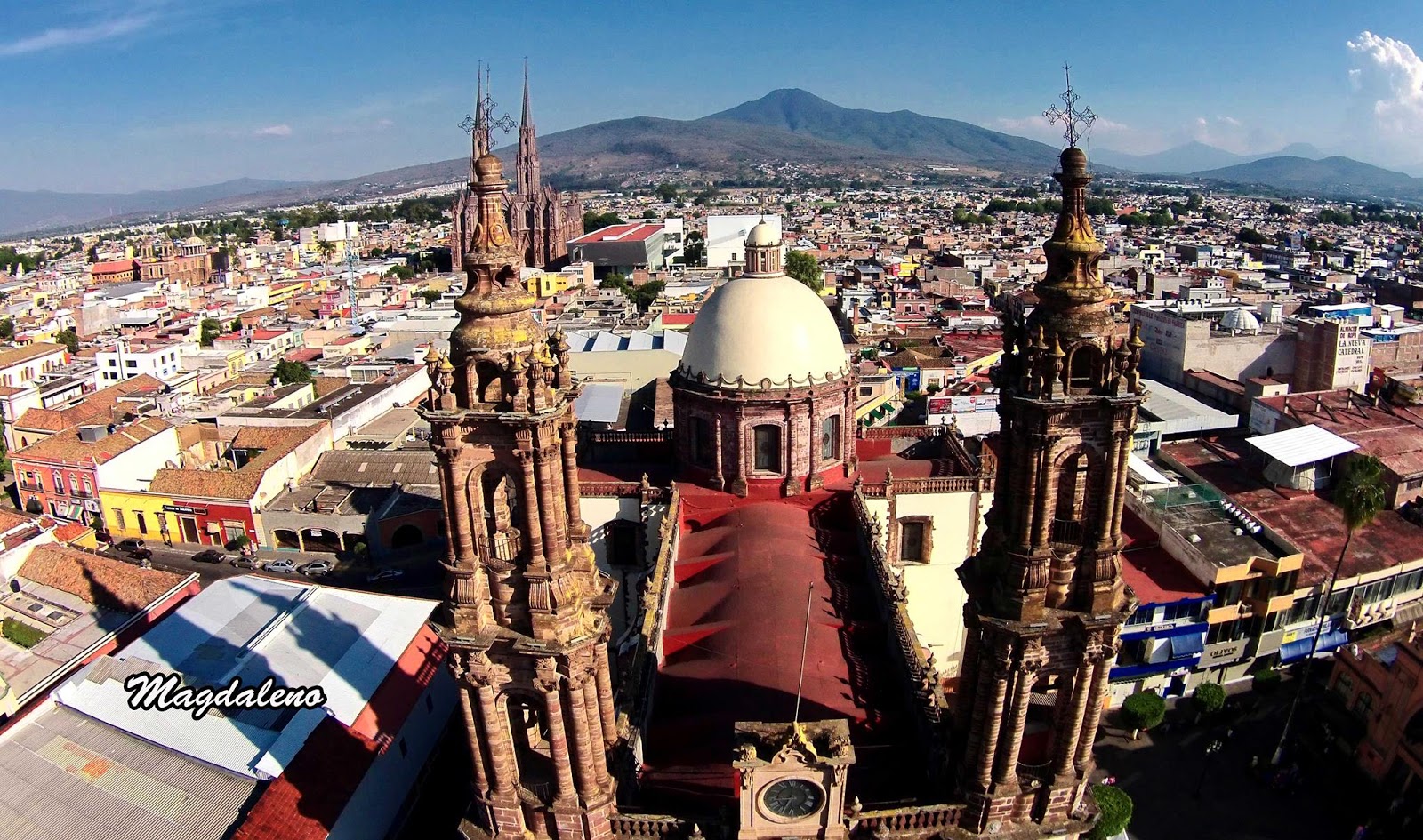 Jaime Ramos Méndez: Vista aérea de la Catedral de Zamora en Michoacán 