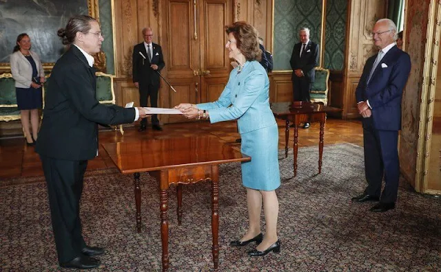 King Carl Gustaf and Queen Silvia presented the Prince Eugene Medals. The Queen wore a blue blazer skirt suit