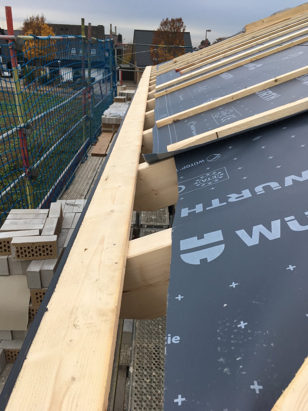 Hausbau Nadine, Max & Alex: Dachstuhl geliefert und montiert