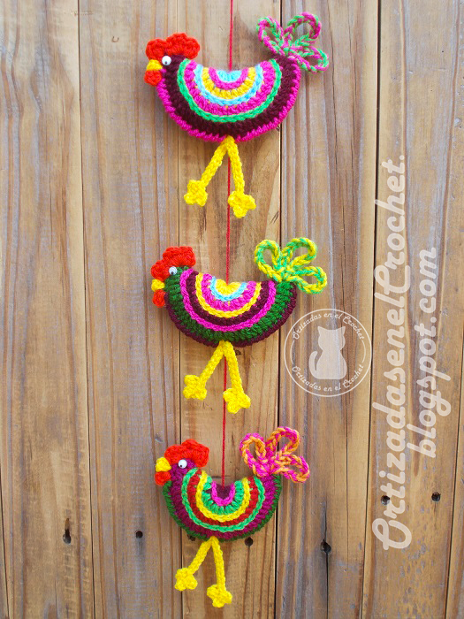 horario uno Correspondiente a Ortizadas en el crochet: Colgante de gallitos coloridos