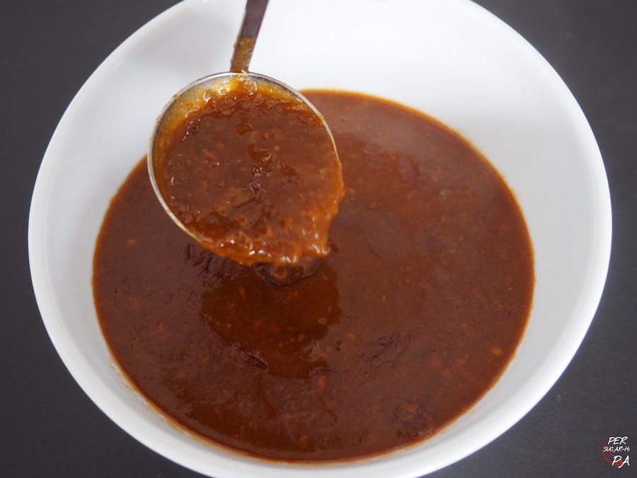 La salsa balandra, a base una picada de pan, frutos secos, ajo y pimentón, cocinada con aceite, vinagre y caldo de pescado, es una salsa marinera típica de la cocina catalana.