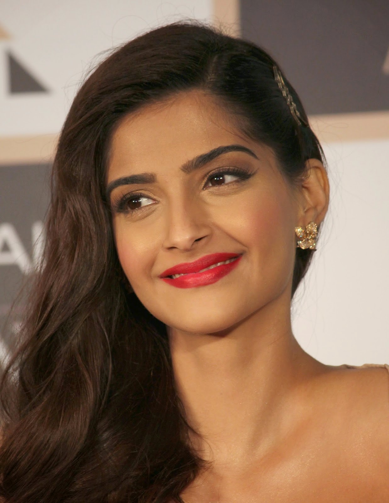 Sonam Kapoor Looks Irresistibly Sexy In a Low Neck Dress At L'Oreal Paris  Femina Women Awards 2015 | Indian Girls Villa - Celebs Beauty, Fashion and  Entertainment