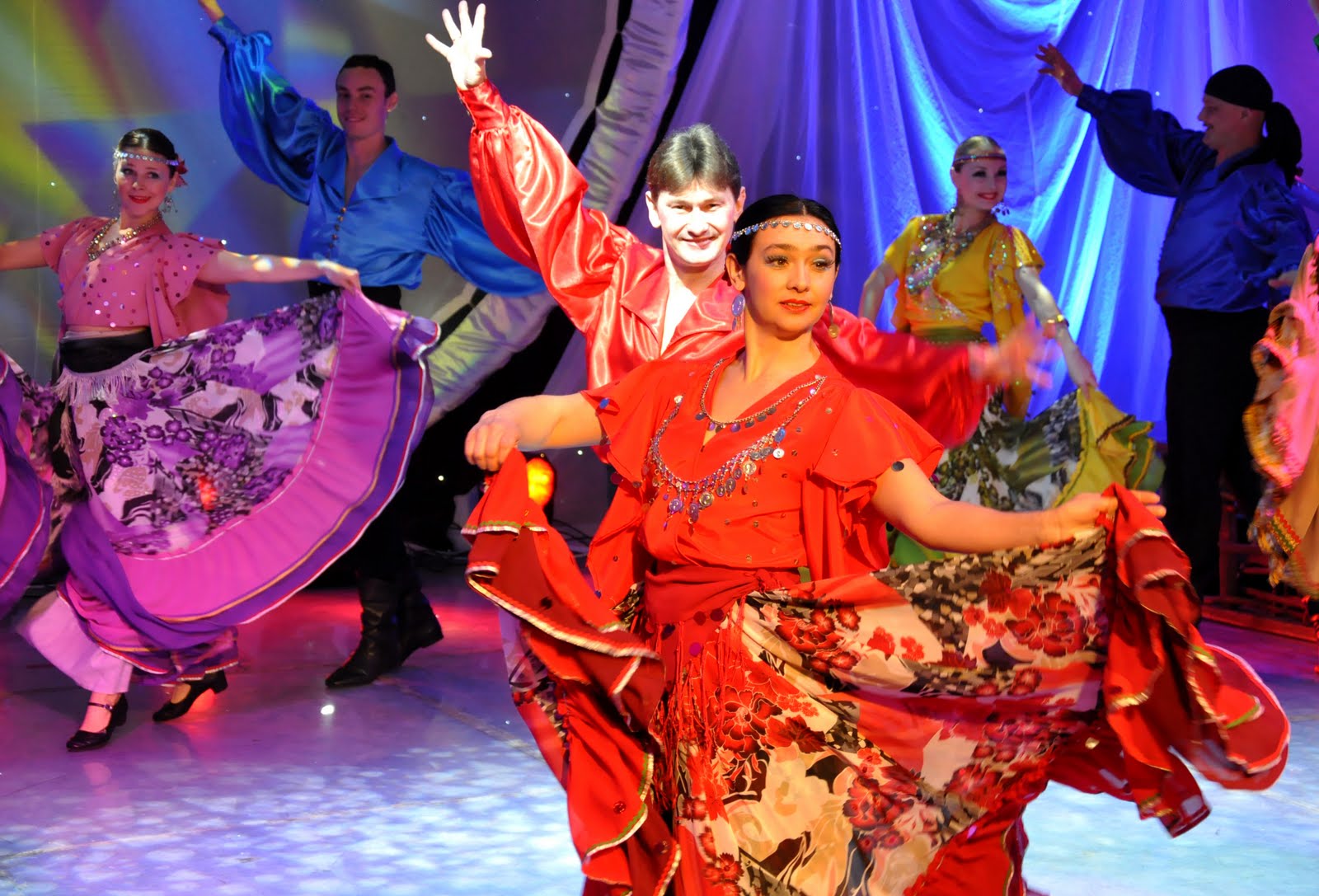 Веселые цыганские танцы. Цыганский народный танец. Национальные танцы цыган. Народный танец цыганки. Народный танец цыганей.