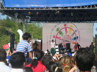 TRT tarafından her 23 Nisan'da Türkiye geneli geleneksel olarak düzenlenen Uluslararası 23 Nisan Çocuk Şenliği kapsamında çocuklara yönelik bir Murat Boz konseri, Alanya 2008.