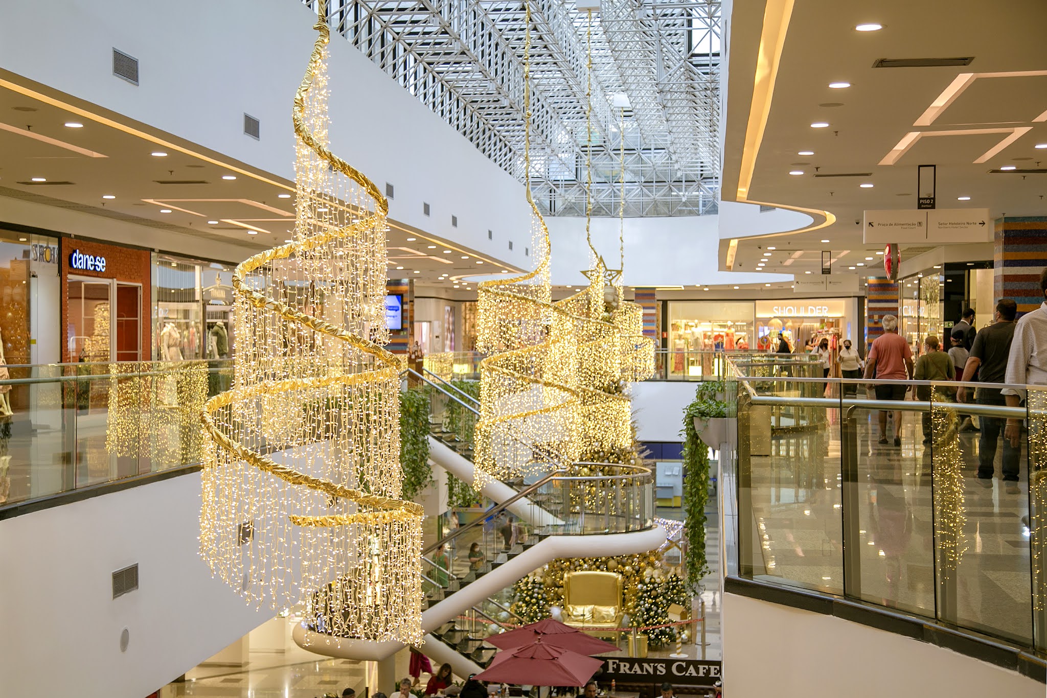 Brasília Shopping inicia festividades com árvore cinética, sorteio de carro e chegada do Papai Noel no Nicolândia