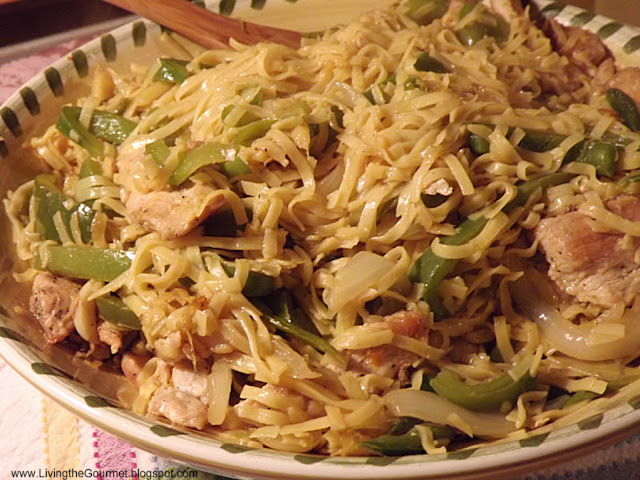 noodles with sautéed chicken, bell peppers, garlic and ginger!!!