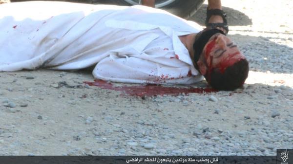 ISIS brutally execute and crucify some men (Graphic photos) 