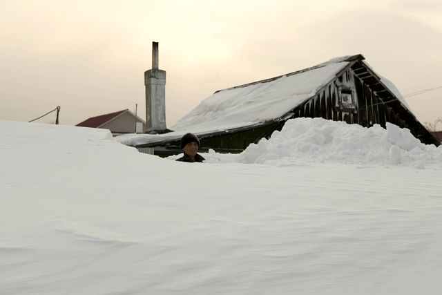 Пурга на сахалине. Пурга на сахалине. Метель на сахалине. Сахалин завалило снегом. Южно-сахалинск зима сугробы.