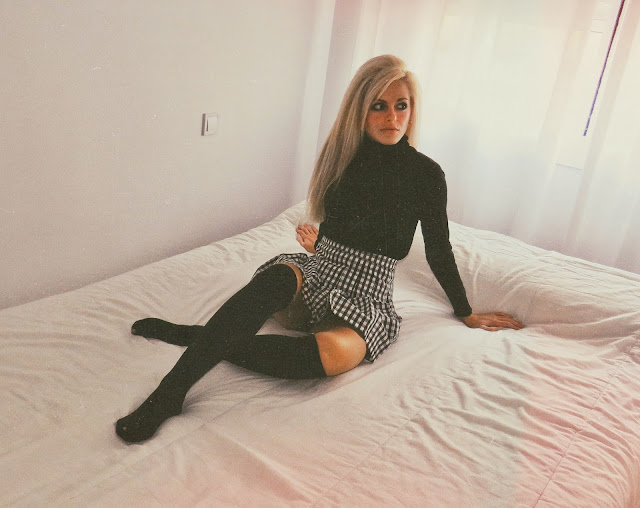 Alejandra Colomera con jersey negro, falda de cuadros vichy negros y calcetas negras